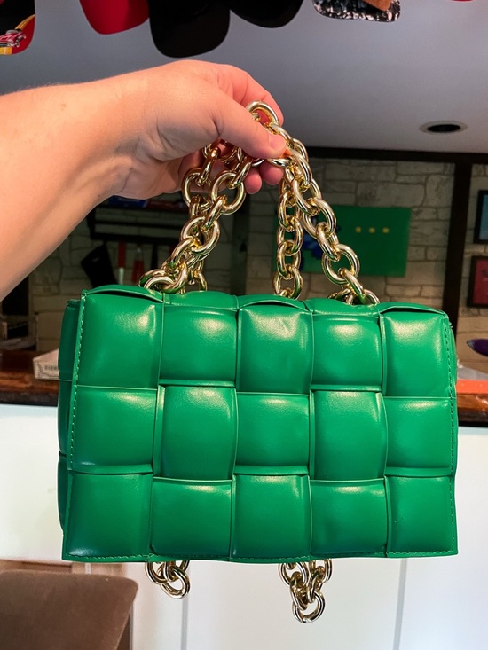 Handbags - Kelly Green Faux Leather Shoulder Bag with Chunky Gold Link Strap - GUC